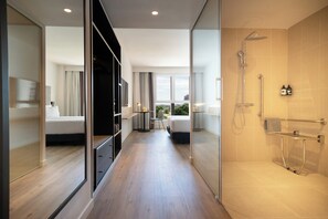 The Innside Accessible Room | Desk, soundproofing, free WiFi