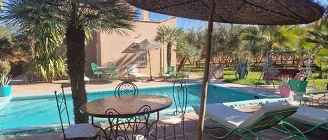 3 bedrooms, pillowtop beds, individually decorated, iron/ironing board