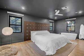 3 slaapkamers, een bureau, een strijkplank/strijkijzer, reisbedje