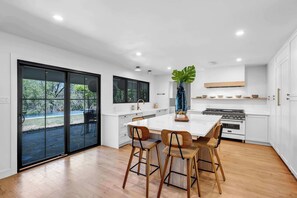 冰箱、微波炉、烤箱、炉灶