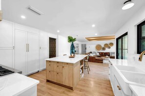 冰箱、微波炉、烤箱、炉灶