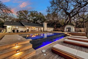 Een binnenzwembad en een buitenzwembad