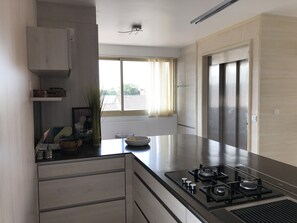 Kylskåp, mikrovågsugn, ugn och diskmaskin