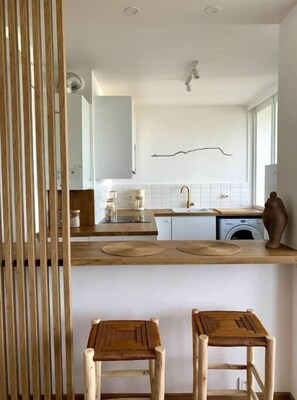 Fridge, microwave, oven, stovetop - Appartement Moderne et Cosy Avec vue sur la Mer à Marseille (Marseille)
