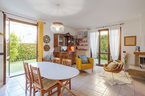 Smart TV, books, stereo - Cozy Little Apartment With Garden (Bellagio)