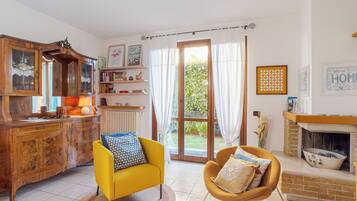 Smart-tv, bøger, stereoanlæg