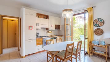 Frigorifero, forno, piano cottura, lavastoviglie