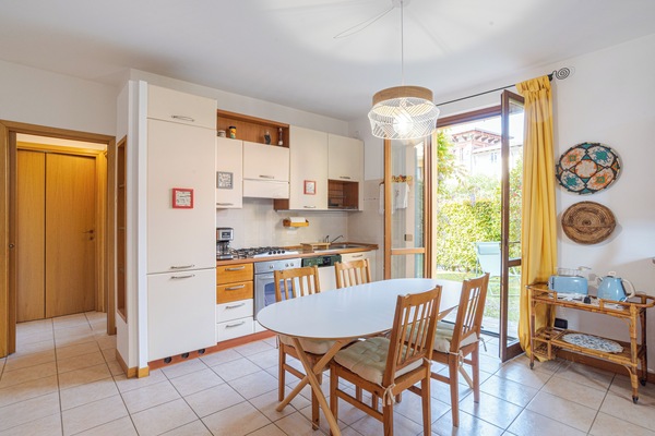 Een koelkast, een oven, een kookplaat, een vaatwasser