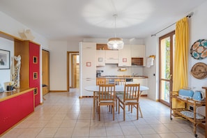 Frigorífico, horno, placa de cocina y lavavajillas