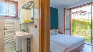 1 habitación, tabla de planchar con plancha, wifi gratis y ropa de cama