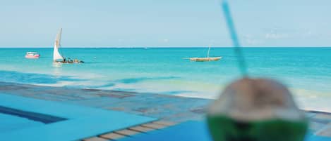 Plage, chaises longues, serviettes de plage