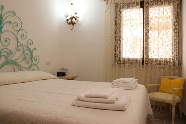 2 bedrooms, iron/ironing board, free WiFi, bed sheets