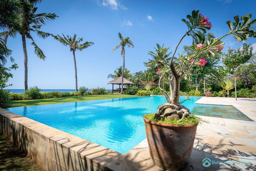 Beachfront Villa - Makes you Feel at Home on Bali!