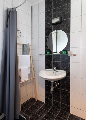 Suite studio classique, vue sur la mer | Salle de bain | Douche, serviettes fournies