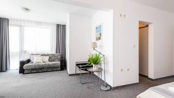 Studio Suite Klasik, pemandangan laut | Meja kerja, setrika/meja setrika, dan tempat tidur bayi gratis