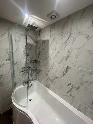 House | Bathroom | Shower, hair dryer, towels - Impeccable 3-bed House in York (York)