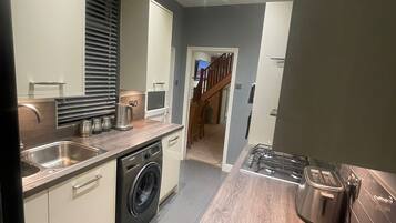 House | Private kitchen | Fridge, microwave, oven, stovetop