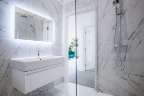 Dusche, Haartrockner, Handtücher