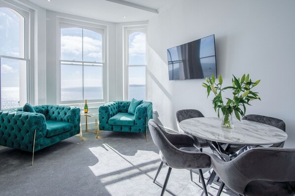 LĂ€genhet (2 Bedrooms) | Vardagsrum | 32-tums tv med kabelkanaler