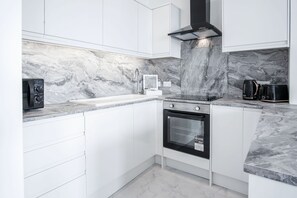 Apartment (2 Bedrooms) | Private kitchen | Microwave, oven, stovetop, dishwasher - St Catherine's View - 2 Bedroom - Panorama - Tenby (Tenby)