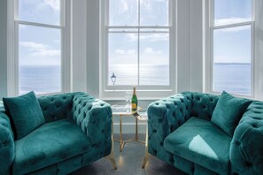 32-inch TV with cable channels - St Catherine's View - 2 Bedroom - Panorama - Tenby (Tenby)