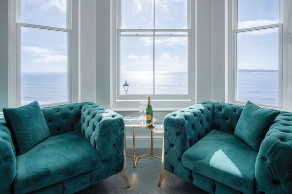 32-inch TV with cable channels - St Catherine's View - 2 Bedroom - Panorama - Tenby (Tenby)