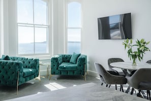 32-inch TV with cable channels - St Catherine's View - 2 Bedroom - Panorama - Tenby (Tenby)