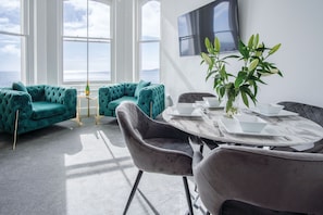 32-inch TV with cable channels - St Catherine's View - 2 Bedroom - Panorama - Tenby (Tenby)