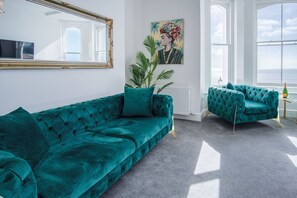 32-inch TV with cable channels - St Catherine's View - 2 Bedroom - Panorama - Tenby (Tenby)