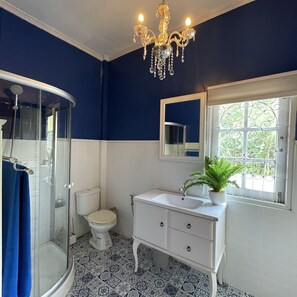 Dusj, hårføner, bidé og håndklær