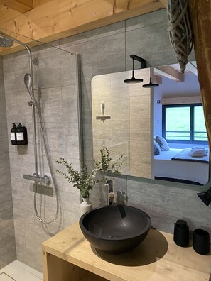Haartrockner, Handtücher, Seife, Shampoo