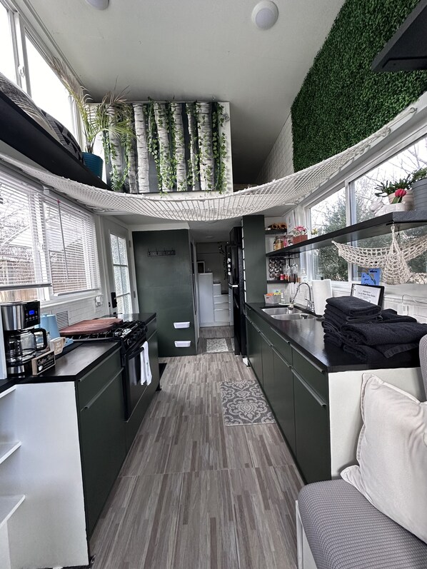 Kjøleskap, mikrobølgeovn, ovn og kokeplater