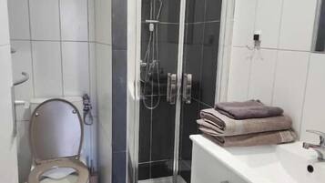 Sèche-cheveux, serviettes fournies, savon, shampoing