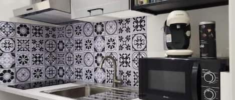 Réfrigérateur, four à micro-ondes, surface de cuisson, cafetiÚre-théiÚre