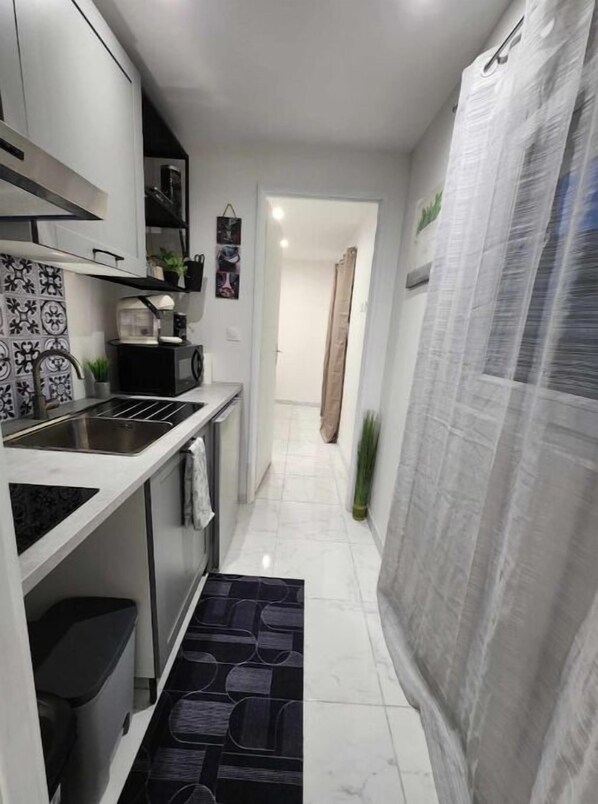 Réfrigérateur, micro-ondes, plaque de cuisson, cafetière/bouilloire