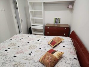 1 habitación, tabla de planchar con plancha, wifi gratis y ropa de cama 