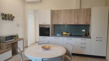 Frigorifero, microonde, forno, lavastoviglie