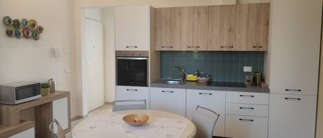 Kühlschrank, Mikrowelle, Ofen, Geschirrspüler