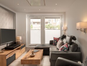 Fernseher, Bücher, Stereoanlage