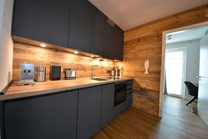 Kjøleskap, mikrobølgeovn, ovn og kokeplater