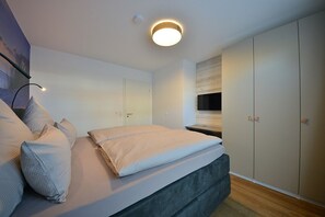 2 habitaciones, escritorio y tabla de planchar con plancha 