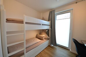 2 Schlafzimmer, Schreibtisch, Bügeleisen/Bügelbrett, Reisekinderbett