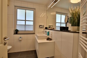 Secador de pelo, toallas