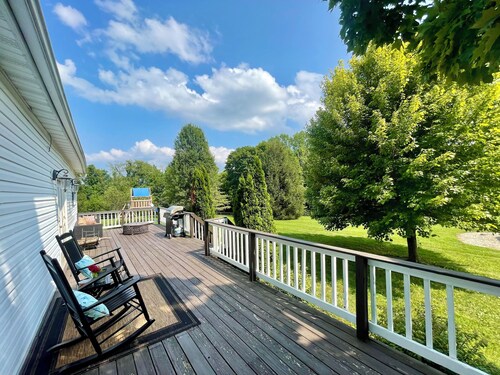 Cozy family friendly farmhouse, minutes from Brookville lake.