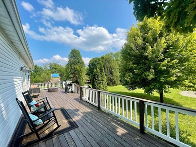 Cozy family friendly farmhouse, minutes from Brookville lake.