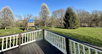 Cozy family friendly farmhouse, minutes from Brookville lake.