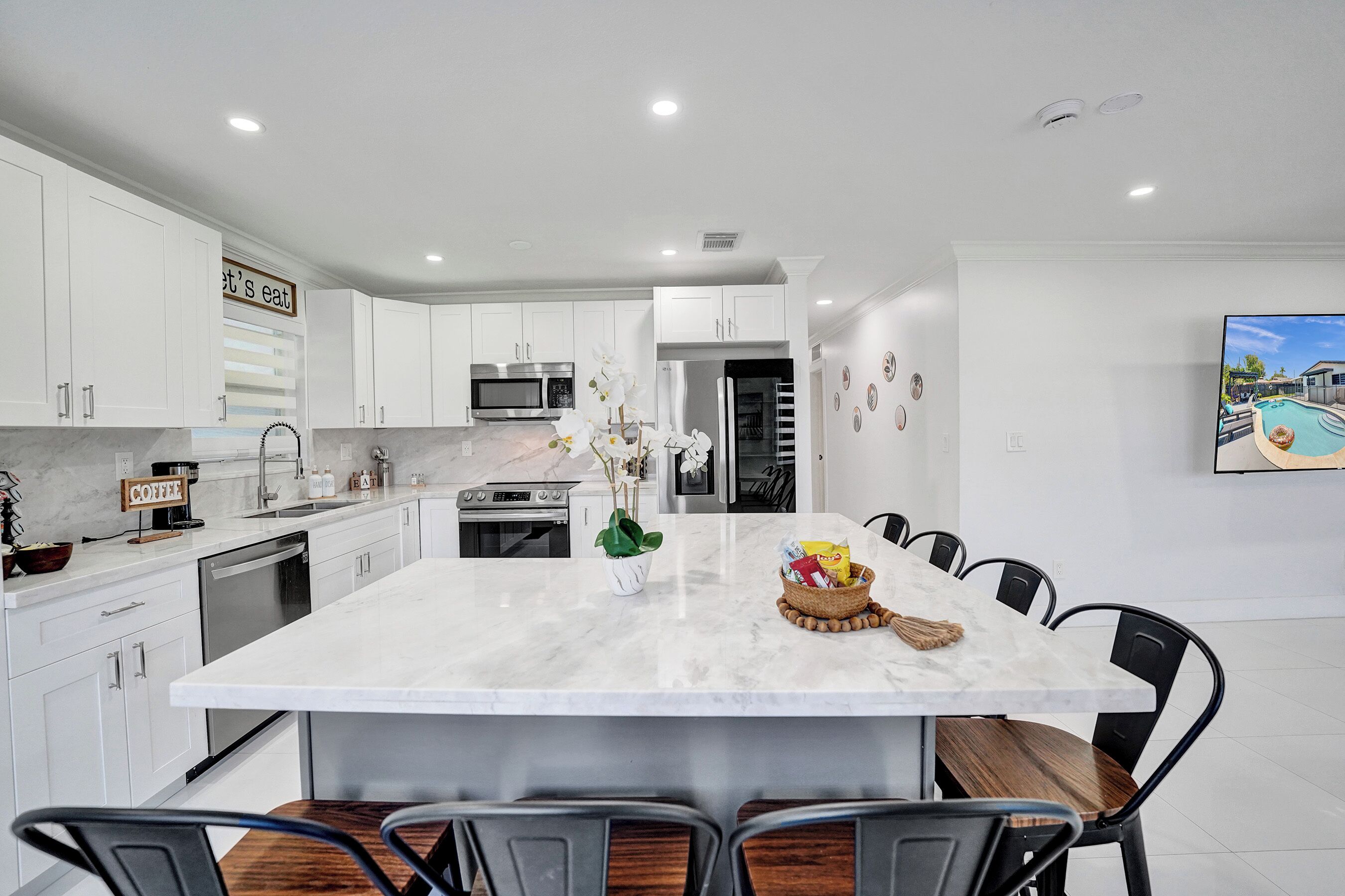 Kjøleskap, mikrobølgeovn, ovn og kokeplater