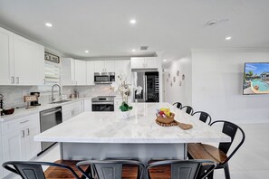 Fridge, microwave, oven, stovetop - Family Oasis II Private Pool House II Hard Rock Hollywood (Hollywood)