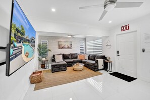 Smart TV - Family Oasis II Private Pool House II Hard Rock Hollywood (Hollywood)