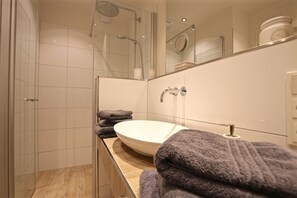Dusche, kostenlose Toilettenartikel, Haartrockner, Handtücher